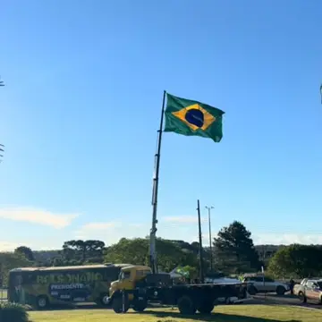 Publicação de Maria Antonieta sobre Flávio Bolsonaro em 17/10/2026