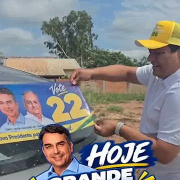 Publicação de Leandro Azevedo sobre Flávio Bolsonaro em 17/10/2026