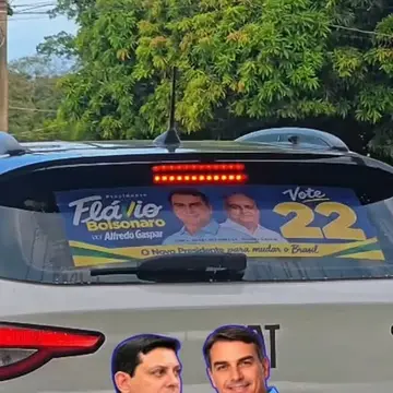 Publicação de Leandro Azevedo sobre Flávio Bolsonaro em 17/10/2026