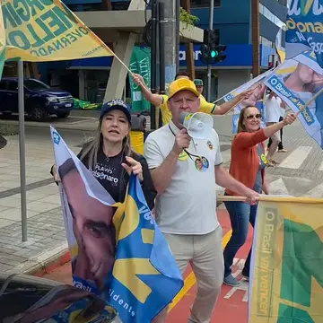 Publicação de Massocco sobre Flávio Bolsonaro em 17/10/2026