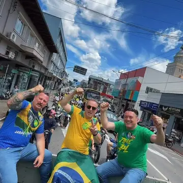 Publicação de Jair Bridaroli sobre Flávio Bolsonaro em 17/10/2026