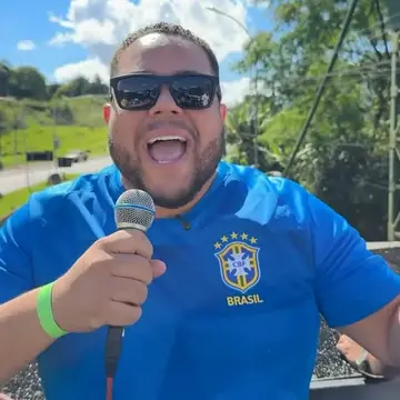 Publicação de Danilo Barros sobre Flávio Bolsonaro em 17/10/2026