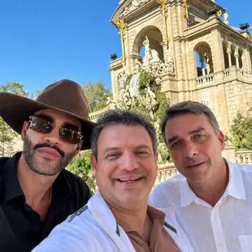Publicação de Tiago Dalperio sobre Flávio Bolsonaro em 21/10/2026