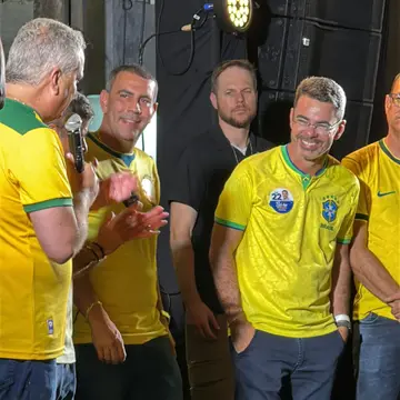 Publicação de Elmo sobre Flávio Bolsonaro em 16/10/2026
