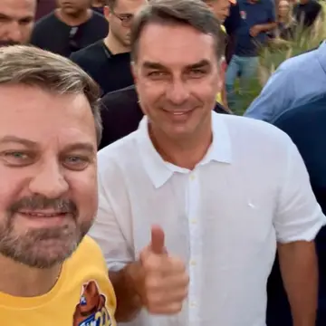Publicação de Paulo Trabalho sobre Flávio Bolsonaro em 20/10/2026