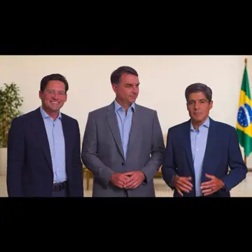 Publicação de Manuela sobre Flávio Bolsonaro em 08/10/2026