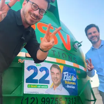 Publicação de Celso Florêncio sobre Flávio Bolsonaro em 20/10/2026