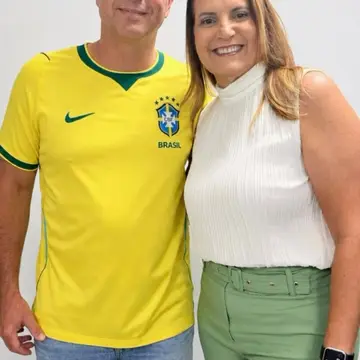 Publicação de Sheila Lemos sobre Flávio Bolsonaro em 21/10/2026