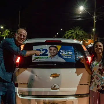 Publicação de Sergio Barbosa sobre Flávio Bolsonaro em 08/10/2026