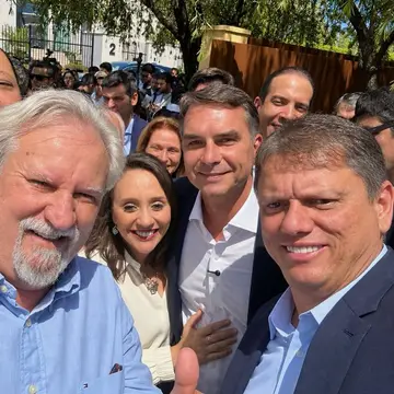 Publicação de Paulinho da Nina sobre Flávio Bolsonaro em 08/10/2026
