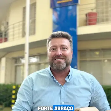 Publicação de Matheus Freitas sobre Flávio Bolsonaro em 08/10/2026