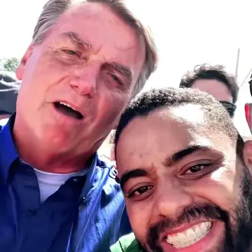 Publicação de Marcelo Pé sobre Flávio Bolsonaro em 08/10/2026