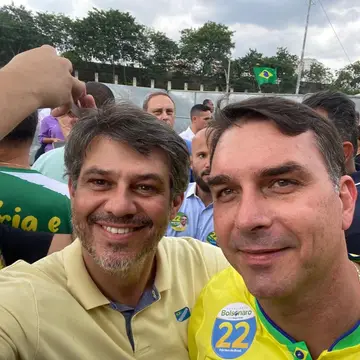 Publicação de Alexandre Serfiotis sobre Flávio Bolsonaro em 09/10/2026