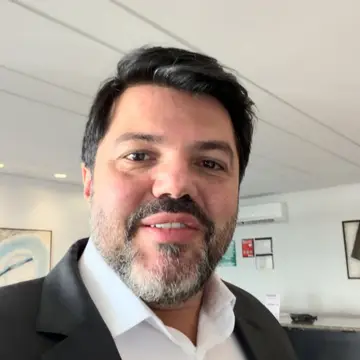 Publicação de Marcio Correa sobre Flávio Bolsonaro em 09/10/2026
