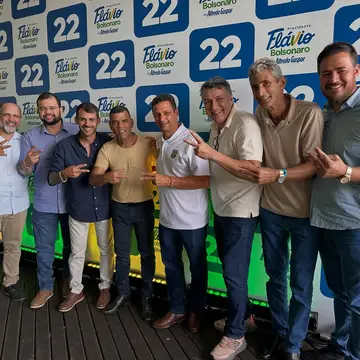 Publicação de Léo Pelanca sobre Flávio Bolsonaro em 09/10/2026