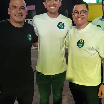 Publicação de Johnny Maycon sobre Flávio Bolsonaro em 09/10/2026