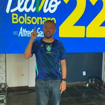 Publicação de Ricardo de Minga sobre Flávio Bolsonaro em 09/10/2026