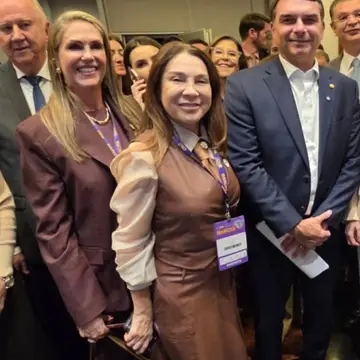 Publicação de Suzie Pucillo sobre Flávio Bolsonaro em 10/10/2026