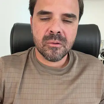 Publicação de Toni Cunha sobre Flávio Bolsonaro em 10/10/2026