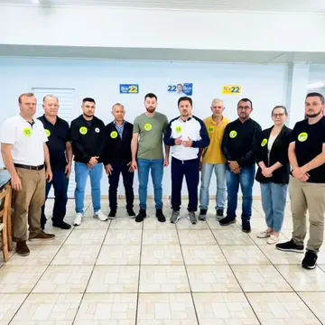 Publicação de Maciel Schneider sobre Flávio Bolsonaro em 10/10/2026