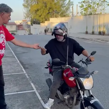 Publicação de Gleidson Azevedo sobre Flávio Bolsonaro em 10/10/2026