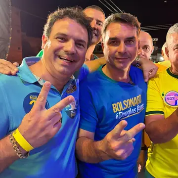 Publicação de Tiago Dalperio sobre Flávio Bolsonaro em 10/10/2026