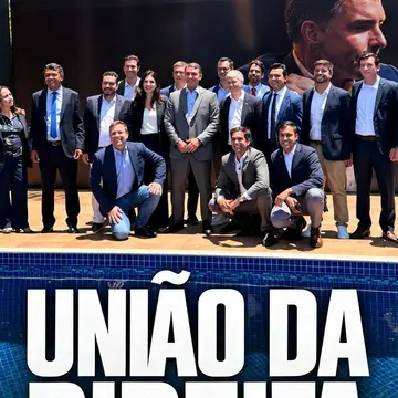 Publicação de Adriano Silva sobre Flávio Bolsonaro em 10/10/2026