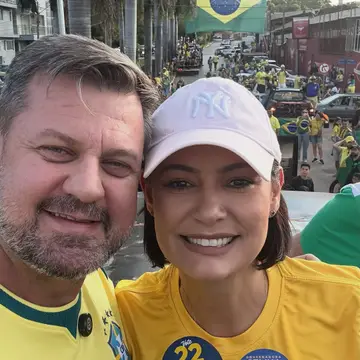 Publicação de Paulo Trabalho sobre Flávio Bolsonaro em 10/10/2026