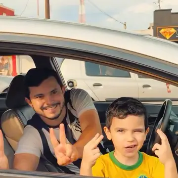 Publicação de Sergio Barbosa sobre Flávio Bolsonaro em 10/10/2026