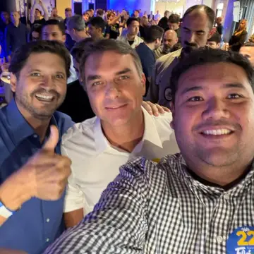 Publicação de Pedro Ishi sobre Flávio Bolsonaro em 11/10/2026