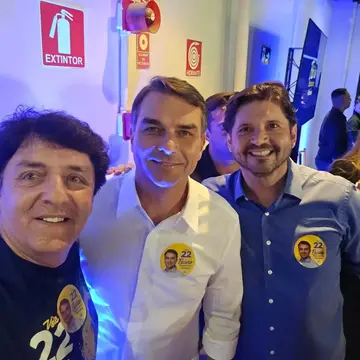 Publicação de Inho sobre Flávio Bolsonaro em 11/10/2026