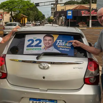Publicação de Sergio Barbosa sobre Flávio Bolsonaro em 11/10/2026