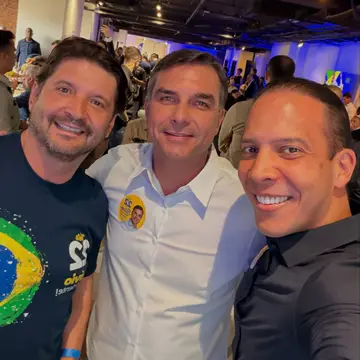 Publicação de Murilo Félix sobre Flávio Bolsonaro em 11/10/2026