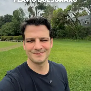 Publicação de Eduardo Pimentel sobre Flávio Bolsonaro em 11/10/2026