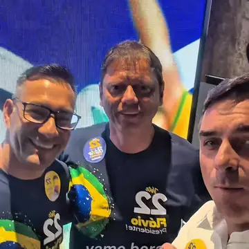 Publicação de Gilmar Lagoinha sobre Flávio Bolsonaro em 11/10/2026