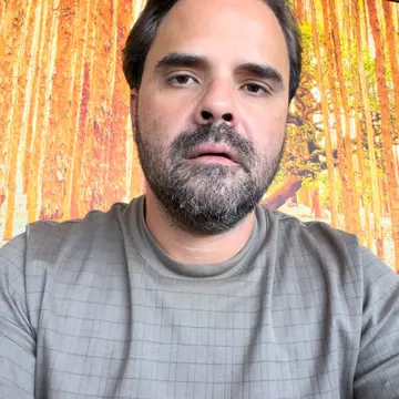Publicação de Toni Cunha sobre Flávio Bolsonaro em 12/10/2026