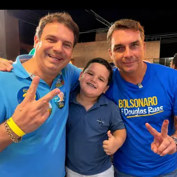 Publicação de Tiago Dalperio sobre Flávio Bolsonaro em 13/10/2026