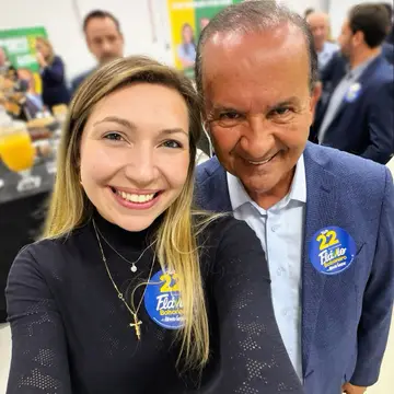 Publicação de Juliana Maciel sobre Flávio Bolsonaro em 13/10/2026