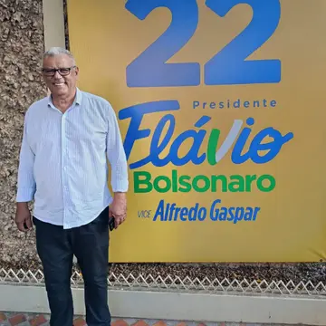 Publicação de Ari Candido Batista sobre Flávio Bolsonaro em 13/10/2026