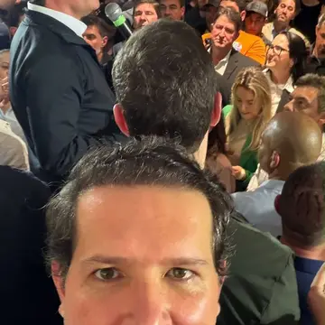 Publicação de Marcel Micheletto sobre Flávio Bolsonaro em 13/10/2026