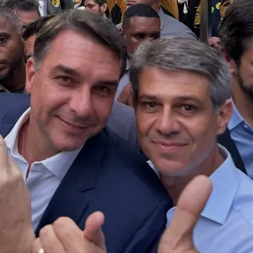 Publicação de Alexandre Serfiotis sobre Flávio Bolsonaro em 13/10/2026