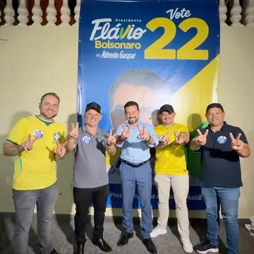 Publicação de Leandro Felix Pereira sobre Flávio Bolsonaro em 13/10/2026