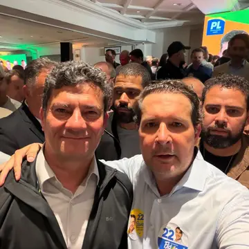 Publicação de Marcel Micheletto sobre Flávio Bolsonaro em 13/10/2026