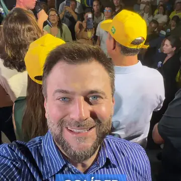 Publicação de Rodrigo Benassi sobre Flávio Bolsonaro em 13/10/2026