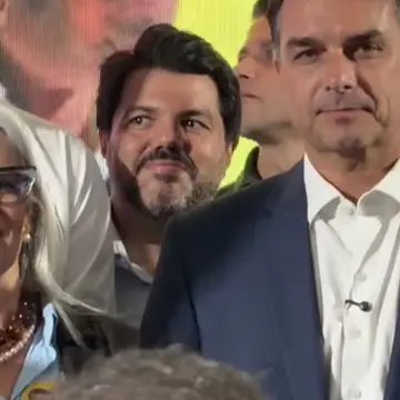 Publicação de Marcio Correa sobre Flávio Bolsonaro em 13/10/2026