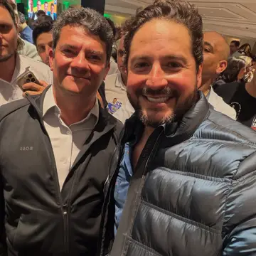 Publicação de Bruno Santa Rosa sobre Flávio Bolsonaro em 13/10/2026