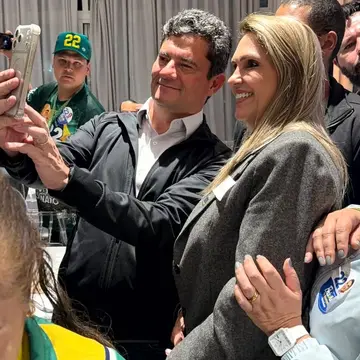 Publicação de Suzie Pucillo sobre Flávio Bolsonaro em 13/10/2026