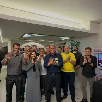 Publicação de Mauricio Rivabem sobre Flávio Bolsonaro em 13/10/2026