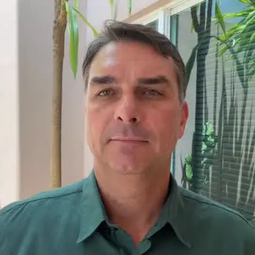 Publicação de Elizabeth Schmidt sobre Flávio Bolsonaro em 13/10/2026