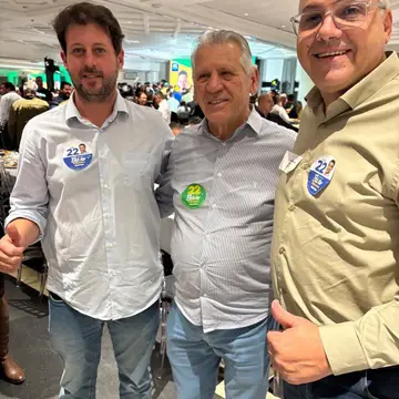 Publicação de Mario Costenaro sobre Flávio Bolsonaro em 13/10/2026